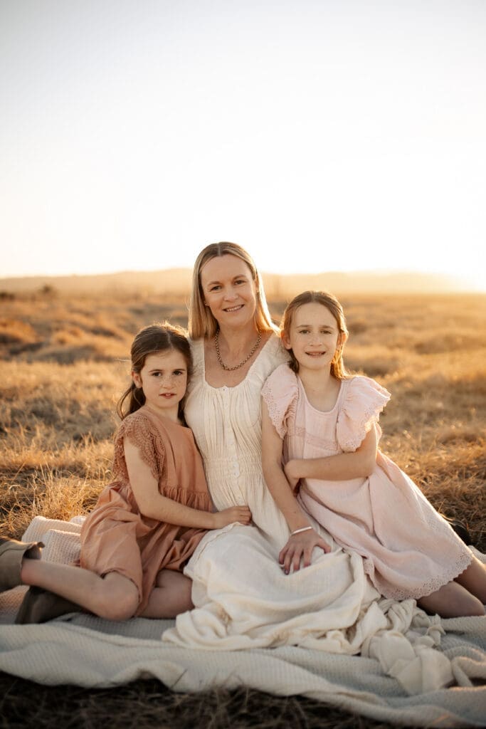 Family Photoshoot Mum and kids at sunset in Hawkes Bay with Lightkeeper Photographer
